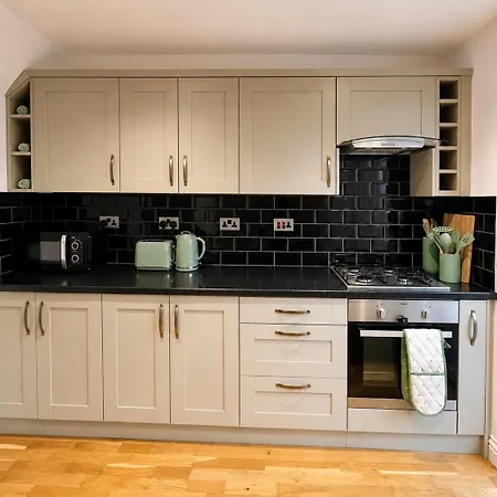 Luxury Stylish 3br House With Garden Parking Near Cribbs And M5 By Goldenhoursstay *